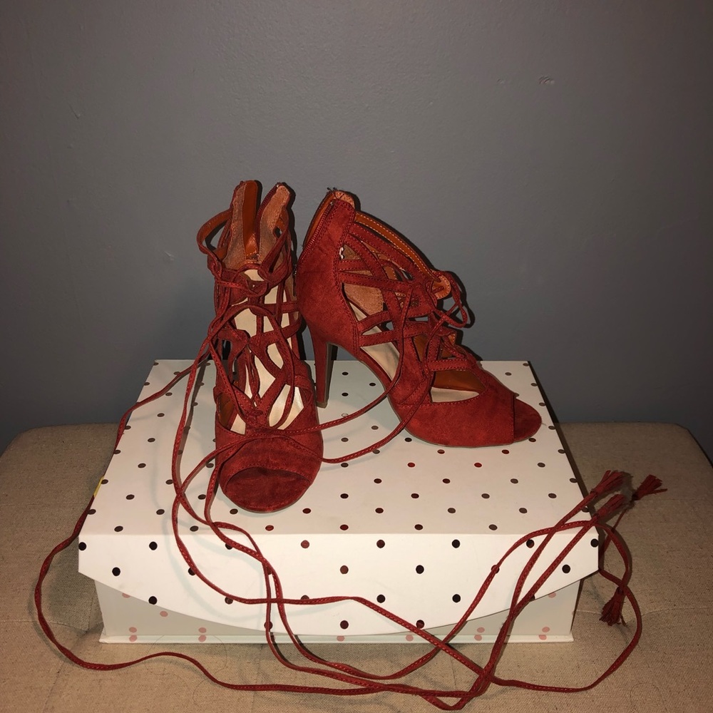High heels strap shoes